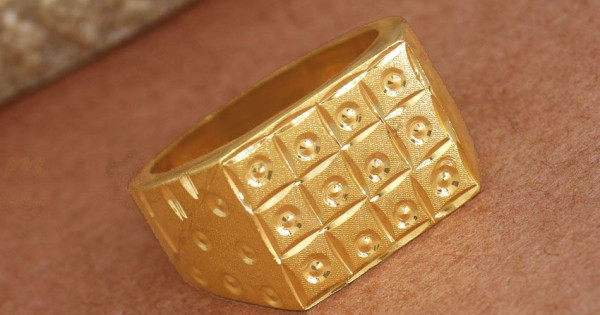 Superior Royal Looking Forming Gold Finger Ring Designs for Men FR1390